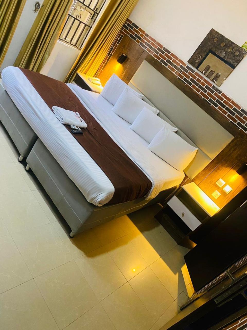 Presken Hotel @Villa Ikeja Buitenkant foto