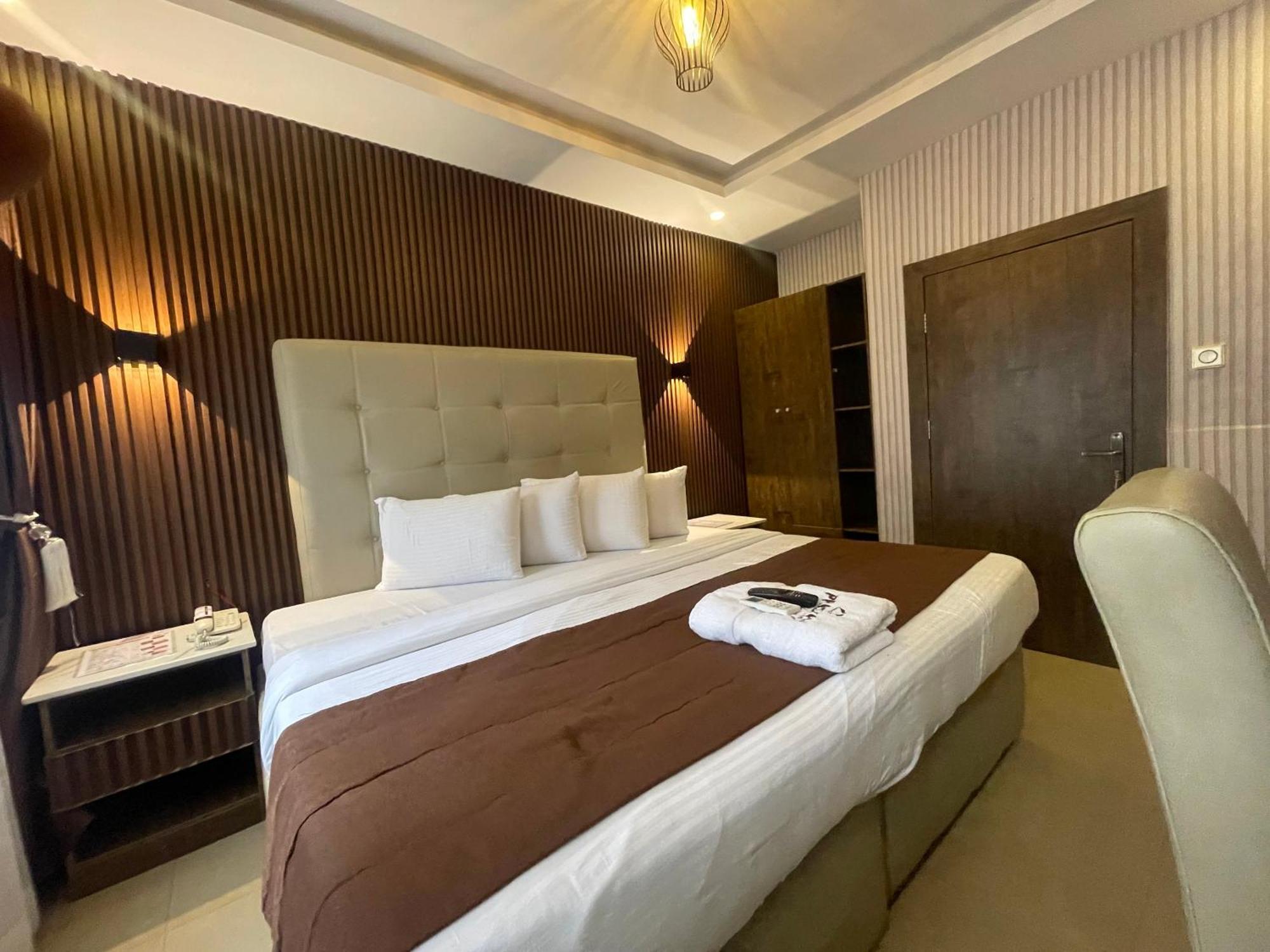 Presken Hotel @Villa Ikeja Buitenkant foto