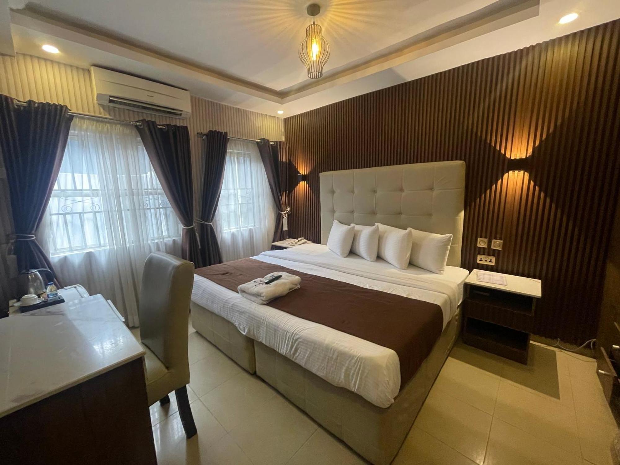 Presken Hotel @Villa Ikeja Buitenkant foto